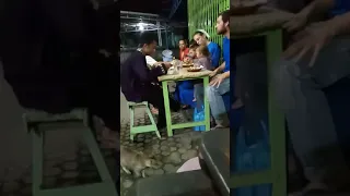 Keluarga Bule makan Nasi Kuning