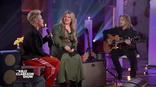 P!NK and Kelly Clarkson Duet 'Who Knew'