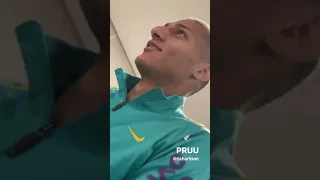 Richarlison imitando pombo com Neymar e os companheiros de seleção brasileira