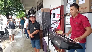 GILDENES ARAÚJO NO CENTRO DE CRUZ CE TOCANDO TECLADO AO VIVO NA LOJA TOP LAR