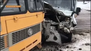 Авария с участием школьного автобуса.