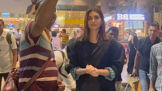 Ganapath: Kriti Sanon lovely moments with Fans at Mumbai Airport | Shudh Manoranjan