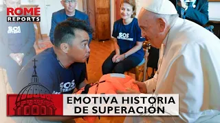 Francisco recibe el chaleco salvavidas de un niño en uno de sus encuentros en Marsella