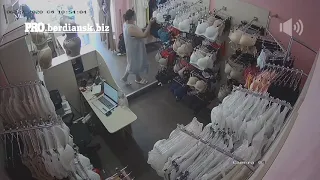 В Бердянске женщина украла мобильный телефон в магазине «Шелковое Сердце», на рынке по ул. Северной