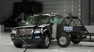 2007 Ford Explorer side IIHS crash test