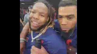 Vladimir Guerrero Jr y Teoscar Hernández en El All star Game haciendo negocios!! 😄😄😄😄