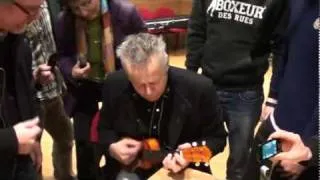 Tommy Emmanuel playing an ukulele! - "I'll See You In My Dreams" - Backstage - Florence