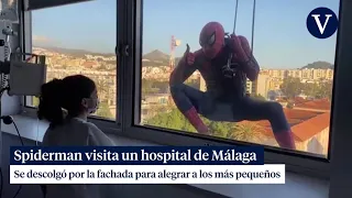 Spiderman visita un hospital de Málaga para alegrar a los más pequeños