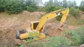 Cat320ติดหล่ม(เจ้าโคมาช่วยแล้ว)มาลุ้นกันจะขึ้นได้ไหม