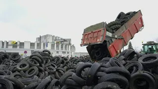 Colère des agriculteurs : à Laval, des murs de pneus devant le centre des impôts | AFP