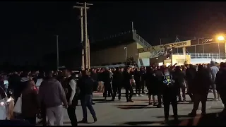 Εκατοντάδες οπαδοί στα Σπάτα για να υποδεχθούν τους θριαμβευτές της ΑΕΚ μετά τη νίκη στο Καραϊσκάκης