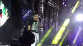 WESLEY SAFADÃO ENSINA FÃ DANÇA FORRÓ EM SEU SHOW. [ 19-04-2016 ] 🆚