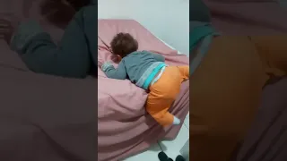 A cama e muito alta p ele🤣🤣🤣🤣🤣🤣