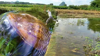 The girl discovered a giant clam with countless beautiful purple pearls inside, which is fascinating