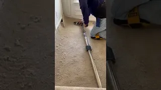 Using power stretcher for carpet installation