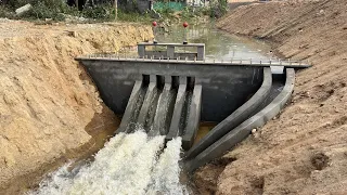 Construction of a powerful 4-gate discharge dam