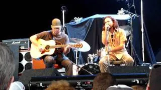 Pearl Jam - Eddie Vedder & Jeff Ament Bee Girl (pre-set) HD 8.21.09 Toronto