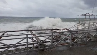 Крым, Гаспра, 21.04.2024, Чёрное море волнуется.