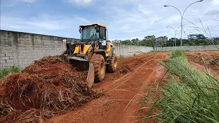 FAZENDO MANUTENÇÃO COM PÁ CARREGADEIRA JCB 426ZX EM TERRENO DO CAMPO MUNICIPAL