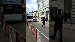 На вул. Валовій у Коломиї автобус не може проїхати через поруч прикарковані авто