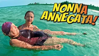 SOFI E NONNA ROSY È ANNEGATA NEL MARE SI SENTE MALE Moni la salva