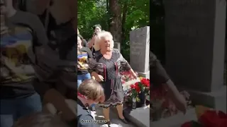 Мать Михаила Горшенева и фанаты на могиле Горшка #корольишут #горшок #киш #михаилгоршенев #хой #рег