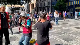 VEJA O QUE A MORADORA DE RUA FAZ QUANDO O CANTOR ALEMÃO DA PIZADINHA COMEÇOU CANTAR 🎤