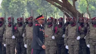 #rdc: l’ancien CEM Célestin Mbala  passe pour la dernière fois les troupes en revue .