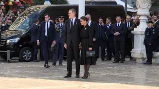 Ovaciones a los Reyes Felipe VI y Letizia en su llegada al funeral de Constantino