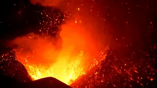 Cumbre Vieja volcano eruption - Extreme closeup