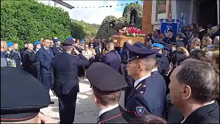 La cerimonia funebre per l'assistente capo della Polizia Penitenziaria Peppino Fois