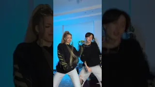 Аня Покров танцует с парнем