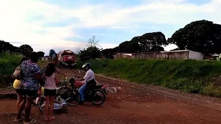 Trem de lastro comandado pela GE U20C1 Namíbia #2666