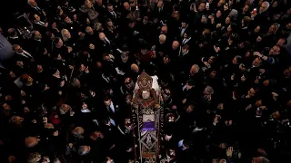 Centenares de fieles dan su último adiós al patriarca armenio de Constantinopla