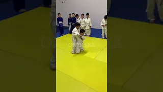 Judo Seoi Otoshi (бросок через спину с колен)