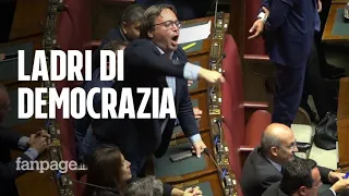 Camera, caos in Aula mentre parla Brescia (M5s). La Lega protesta: “Ladri di democrazia”