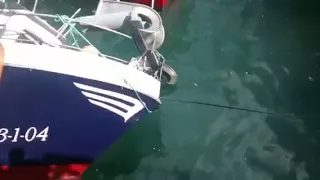 Vuelca un barco santoñés en Lastres cuando descargaba verdel