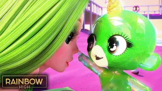 A Beach Day with Jade and Her Monkey! 🐵💚 | Rainbow High Clip