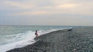 Имеретинка Сочи Море прекрасно цвет Бирюзы.Смелая женщина купается Большие Волны.Конец ноября 2022