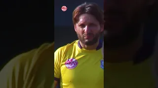 Nicholas Pooran smashes Shahid Afridi for a HUGE six down the ground