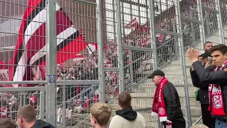 Siegesfeier vor dem Auswärtsblock | 1. FC Kaiserslautern: Fortuna Düsseldorf 1:3 am 30.3.2024