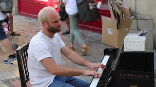 France  La Rochelle  Un pianiste incroyable transporte son piano dans la rue