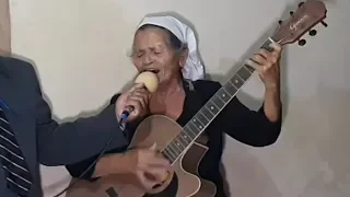 UNA ANCIANA QUE NOS DA UN GRAN EJEMPLO,  TOCA Y CANTA CON EL CORAZÓN PARA NUESTRO DIOS