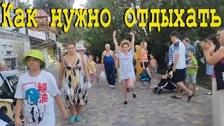 Отдых на море. Без КОМПЛЕКСОВ!  Как нужно ОТДЫХАТЬ в Крыму! Алушта сегодня