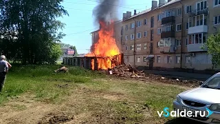 В Верхней Салде сгорели заброшенные сараи, 26.06.2018