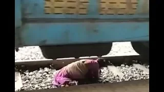 Une femme âgée s’allonge sur les rails pour éviter un train