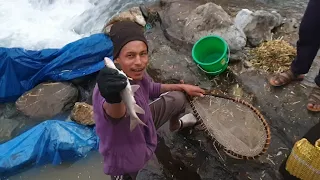 NEW METHOD OF FISHING IN NEPAL | WHAT WOULD YOU CALL THIS FISHING STYLE ? TROUT FISHING |KUR CHHEKAI