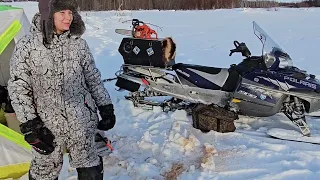 зимняя рыбалка в холодный чудесный день.