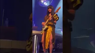 Khruangbin Wiggle - Laura Lee