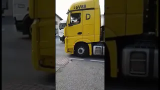 Грузовик DRUTEX застрял на кольце в Турине /A DRUTEX truck gets stuck on a roundabout in Turin